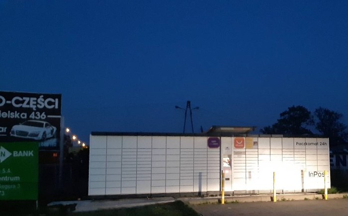 Paczkomat JWZ01A Na parkingu firmy Faro Car Spa