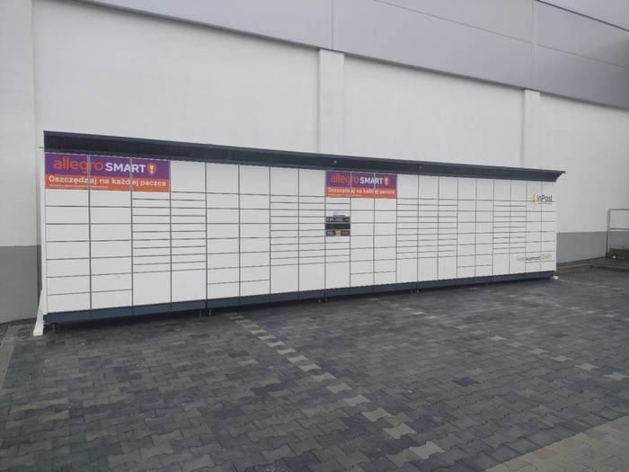 Paczkomat JWZ01BAPP Na parkingu przed sklepem Lidl
