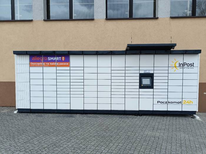 Paczkomat JWZ04M na parkingu szkoły