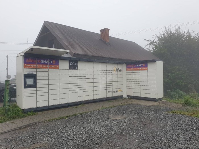 Parcel Locker JYK01M naprzeciwko sklepu