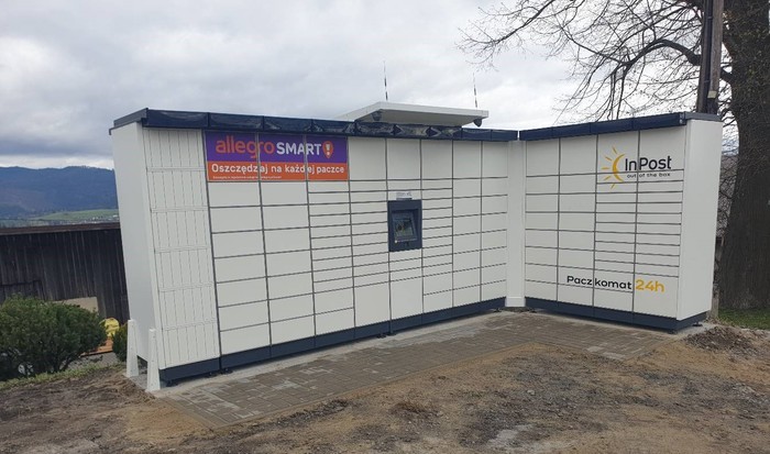 Parcel Locker JYK02M na parkingu obok sklepu