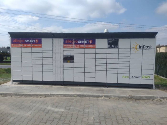 Paczkomat JZD01BAPP obok sklepu