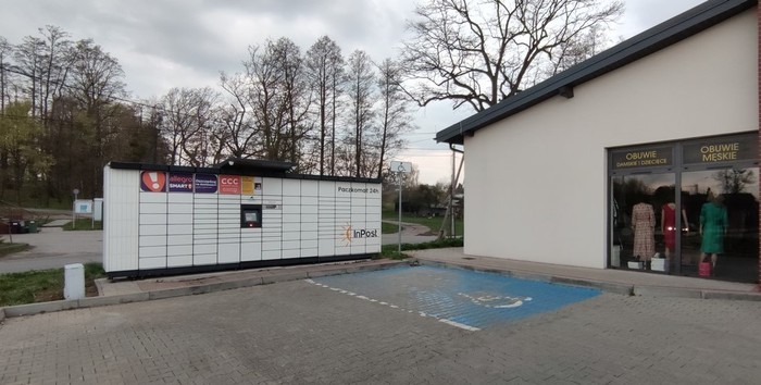 Paczkomat JZD03M Obok pawilonów handlowych