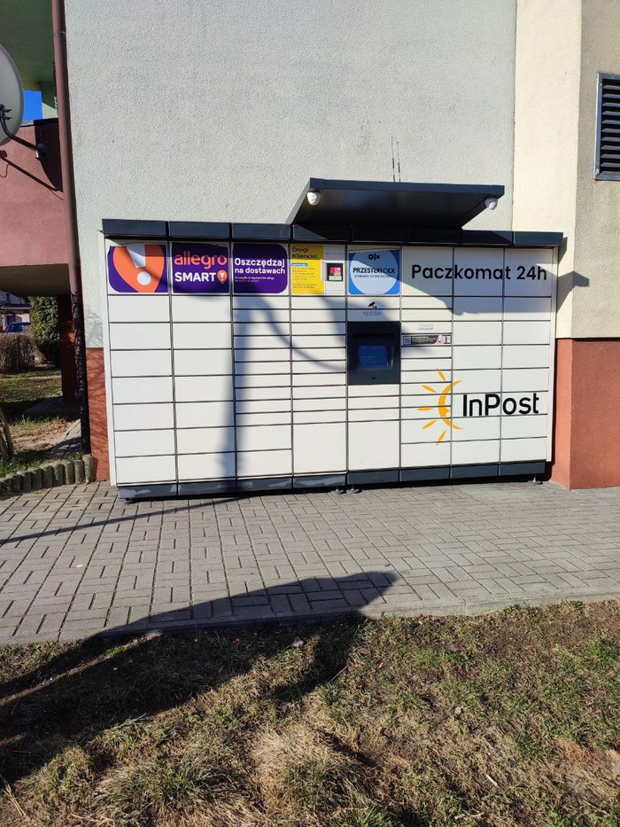 Paczkomat JZD04M Od strony nowego budynku