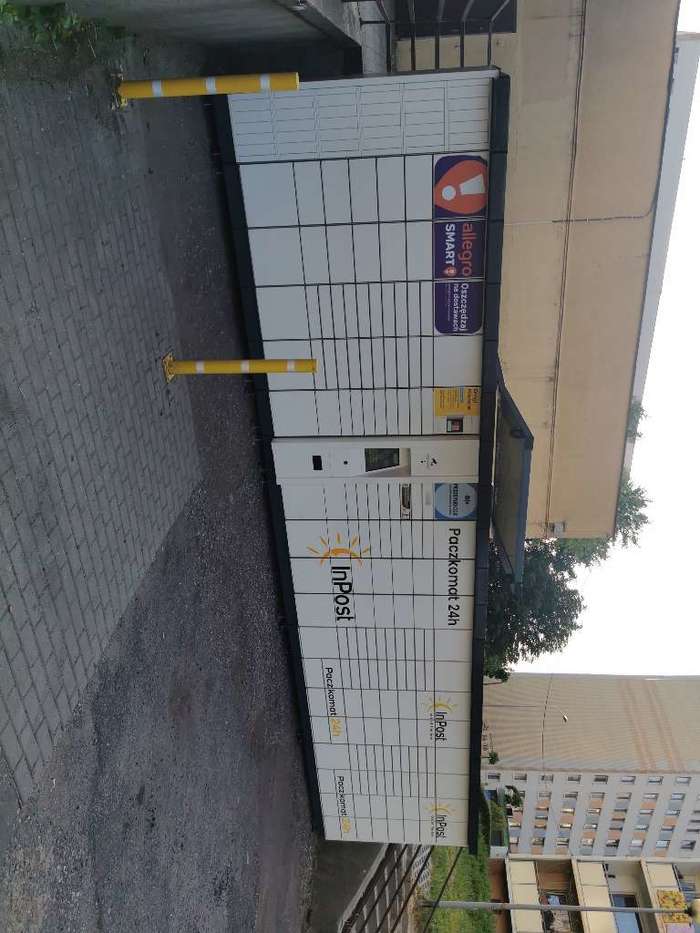 Paczkomat JZD05A Na parkingu przy sklepie Stokrotka
