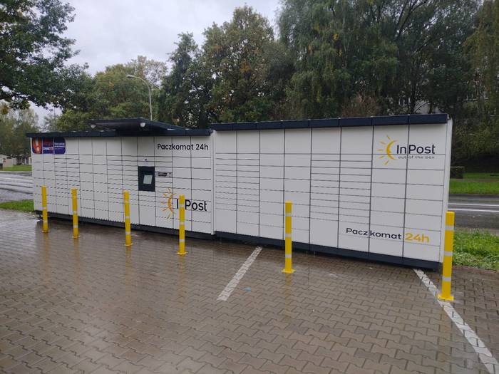 Paczkomat JZD05M Na parkingu obok jadłodajni
