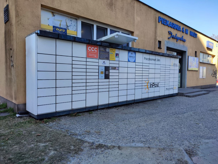 Paczkomat JZD06N Obok sklepu Jedynka
