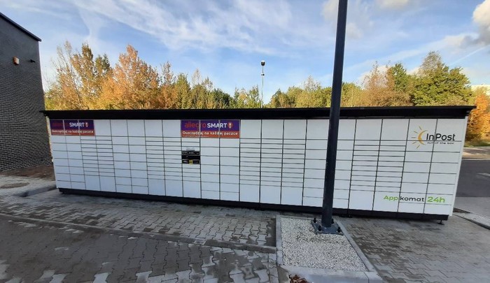 Paczkomat JZD07BAPP na parkingu sklepu LIDL