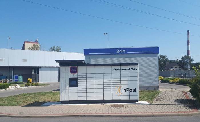Paczkomat JZD07M obok myjni za Mrówką