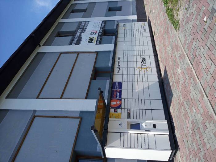 Paczkomat JZD08A za przystankiem