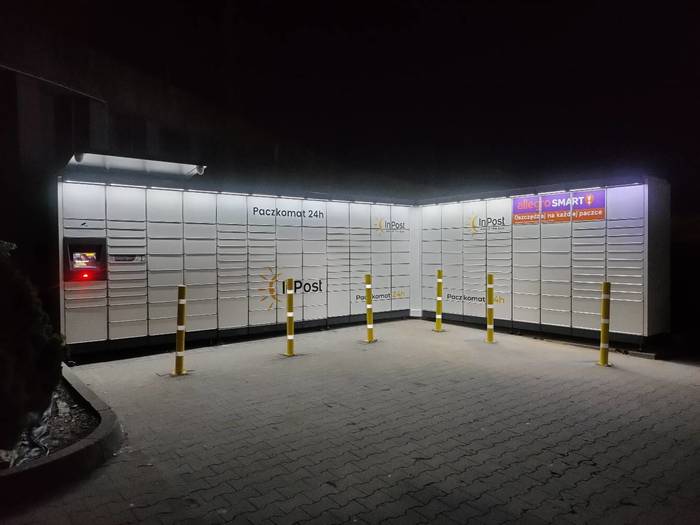 Paczkomat JZD08M Na parkingu sklepu Biedronka