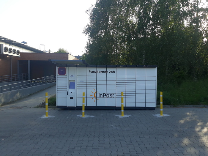 Paczkomat JZD09A Na parkingu sklepu Netto