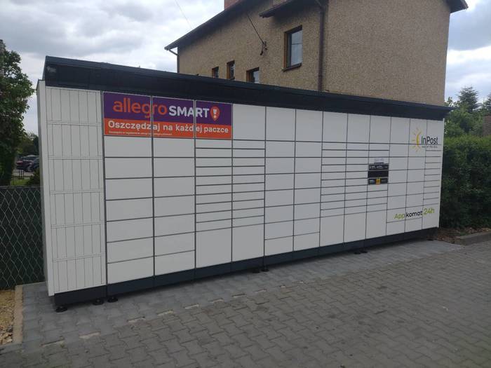 Paczkomat JZD10BAPP na parkingu przy sklepie Lewiatan