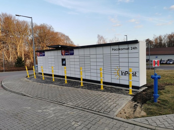 Paczkomat JZD10M Na lewo od wjazdu na parking do sklepu Lidl