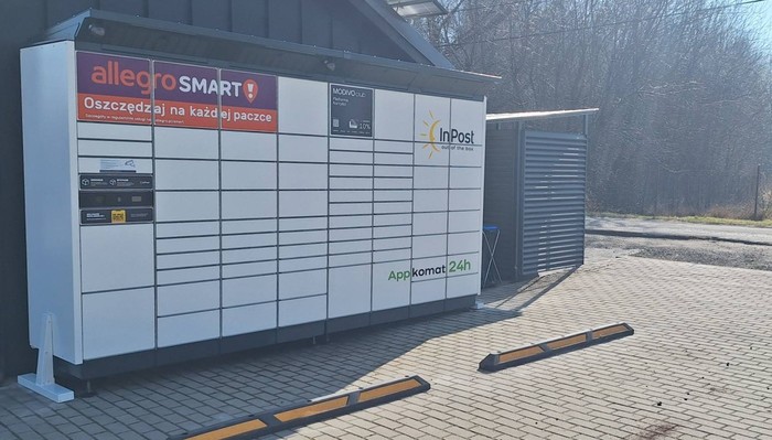 Paczkomat JZD11BAPP na parkingu obiektu noclegowego Chmielówka