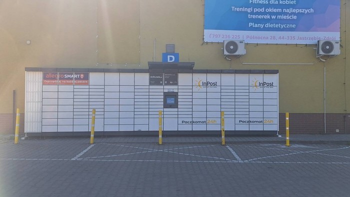 Paczkomat JZD13M parking obok budynku