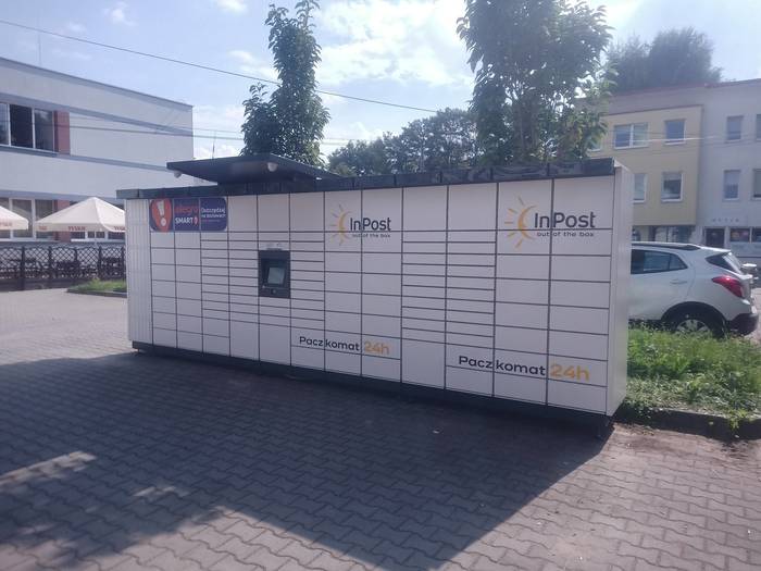 Paczkomat JZD20M na parkingu wewnętrznym przy Administracji GSM nr II , parking od strony zachodniej,