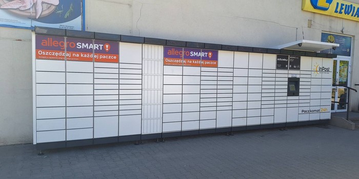 Paczkomat JZD24M przed wejściem do sklepu Lewiatan