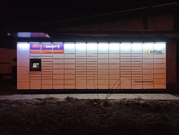 Parcel Locker JZD25M przy budynku magazynowym