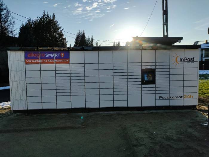 Paczkomat JZD26M na parkingu przed sklepem