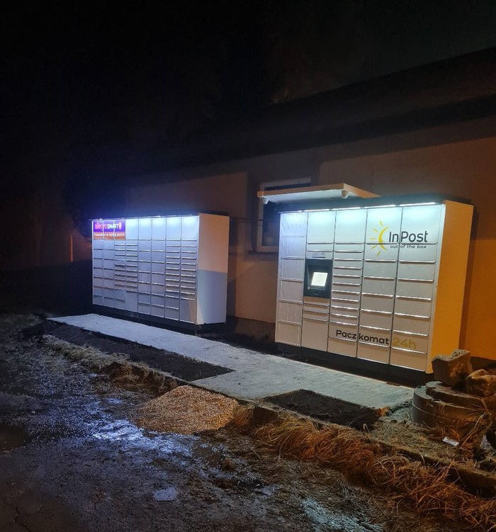 Paczkomat JZD27M obok kwiaciarni Róża