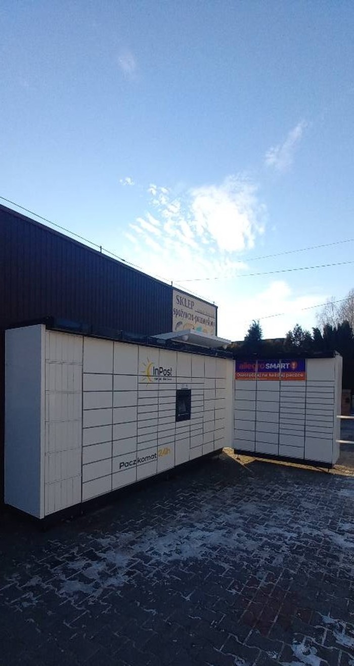 Parcel Locker JZD28M przed sklepem spożywczym