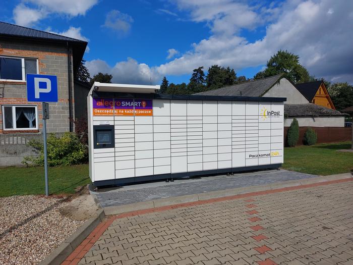 Paczkomat JZK01M Na parkingu stacji paliw
