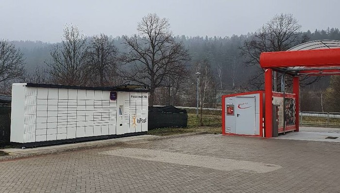Paczkomat JZR02A Przy parkingu myjni bezdotykowej.