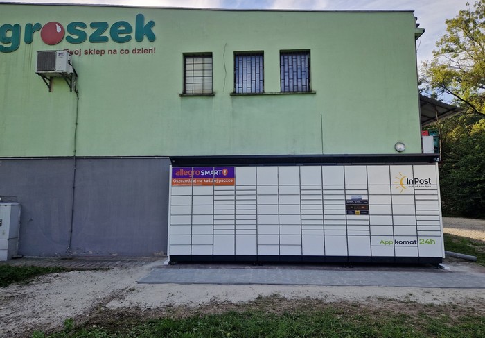 Paczkomat JZS01BAPP Boczna ściana sklepu GROSZEK
