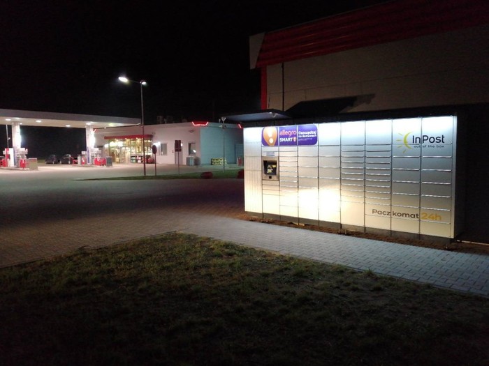 Parcel Locker KAA01M przy budynku stacji kontroli