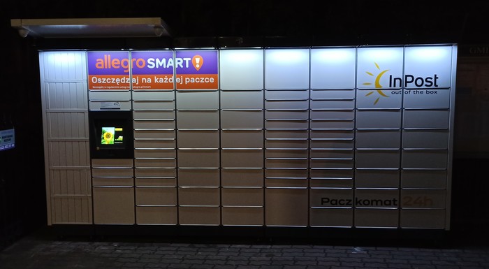 Paczkomat KAJ02M Na parkingu sklepu