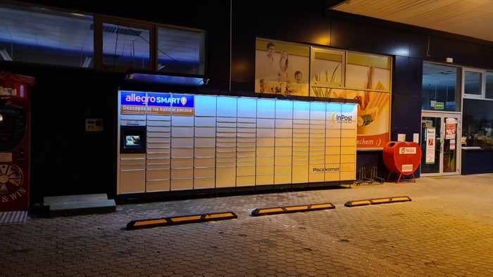 Paczkomat KAK02M Przy wejściu na stację