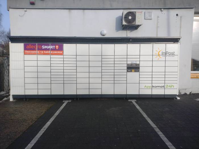 Paczkomat KAL06BAPP parking przy budynku