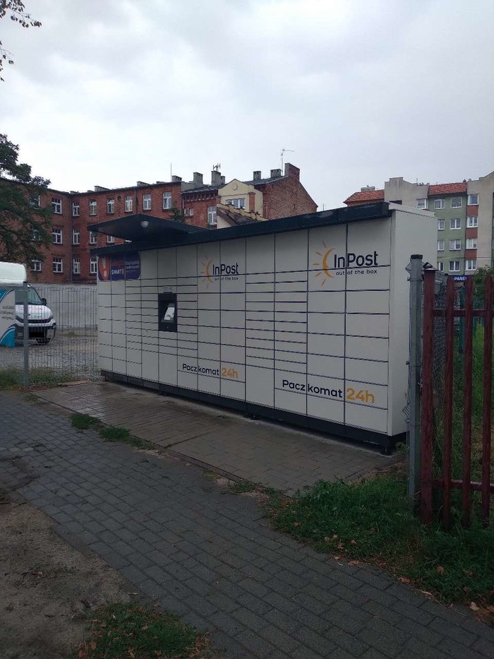 Paczkomat KAL07M Przy wjeździe na parking