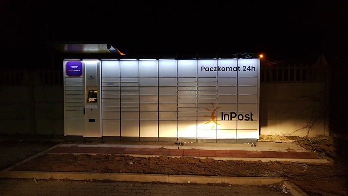 Paczkomat KAL08A Na parkingu przy sklepie Delta