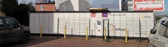 Paczkomat KAL09A Na parkingu przy sklepie meblowym