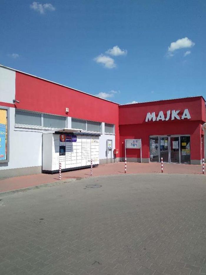 Paczkomat KAL17M przy wejściu do supermarketu