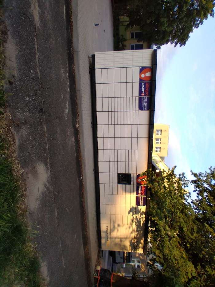 Paczkomat KAL19M parking posesji od ul. Wąskiej