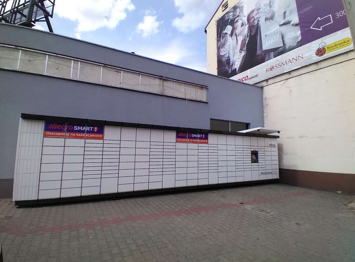 Paczkomat KAL23M parking przy budynku usługowym