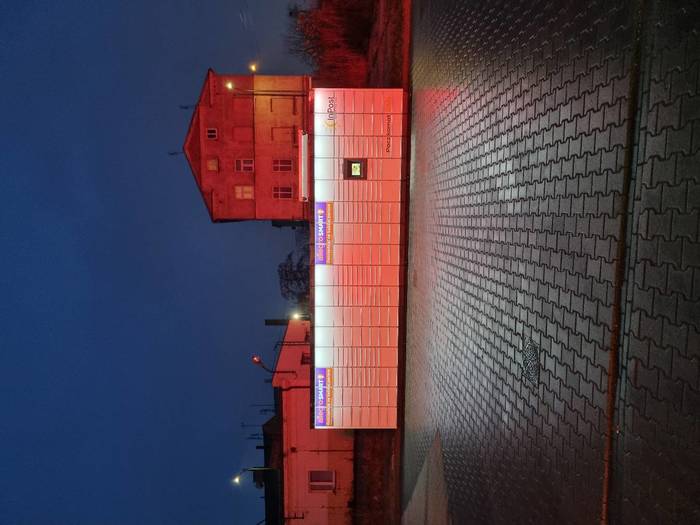 Paczkomat KAL26M przy budynku stacji