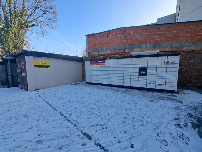 Parcel Locker KAL36M podwórze kamienicy