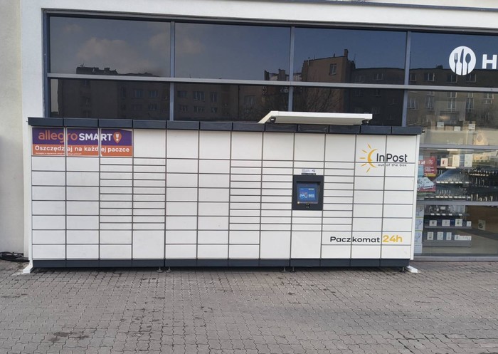 Paczkomat KAL37M parking na terenie CH