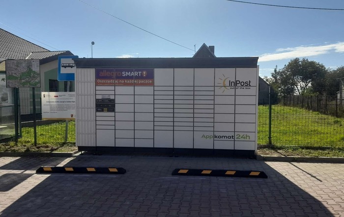 Paczkomat KAMQ01BAPP Na parkingu przy Sołeskim Centrum Kultury