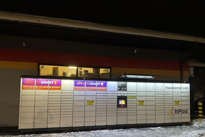 Paczkomat KAO03M Boczna ściana sklepu Lewiatan