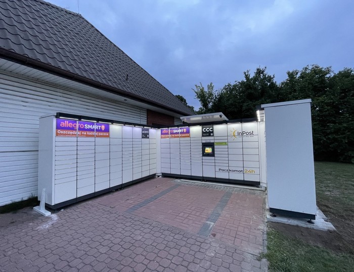 Paczkomat KAP02M Przy sklepie wielobranżowym