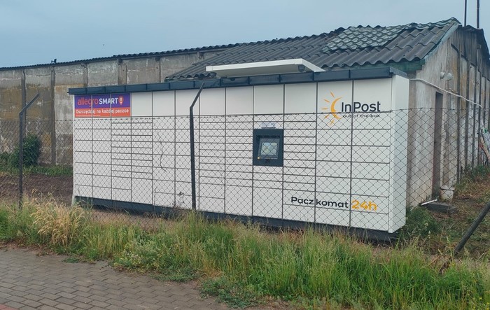Paczkomat KARG01M Przy wjeździe po prawej stronie