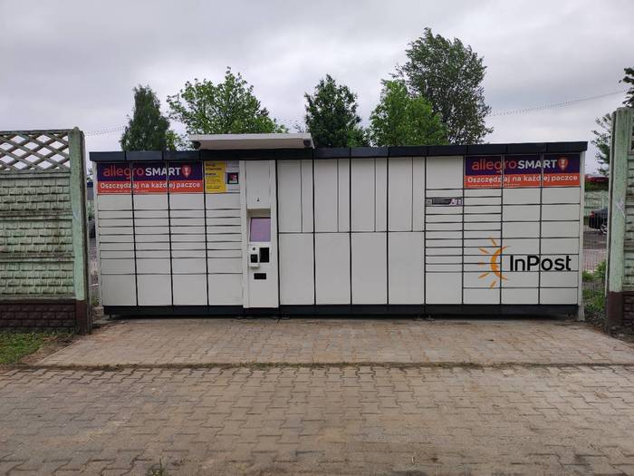 Paczkomat KAT01B obok przystanku autobusowego przed firmą Elbud