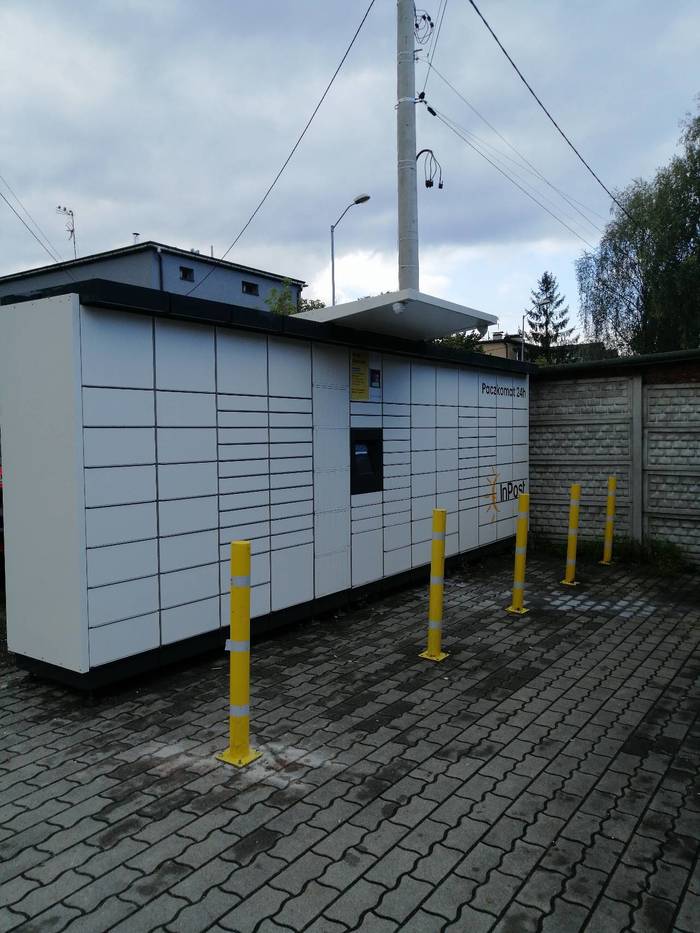 Paczkomat KAT01M Na parkingu przy Pracowni Projektowej