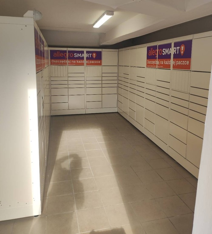 Parcel Locker KAT03H w lokalu na parterze budynku ul. Piastów 24
