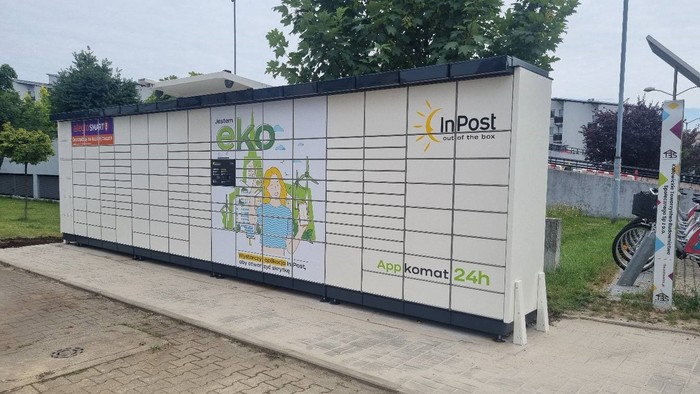 Paczkomat KAT04APP przy parkingu dwupoziomowym